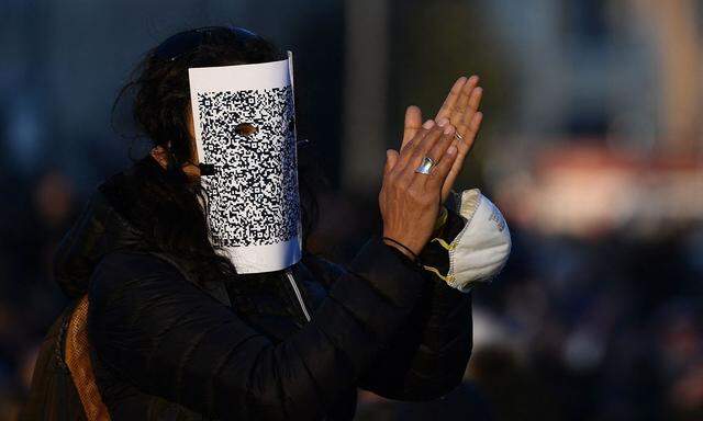 Eine Teilnehmerin trägt eine Maske mit einem QR-Code. Italien hat in den vergangenen Wochen die Anti-Corona-Restriktionen stark verschärft.