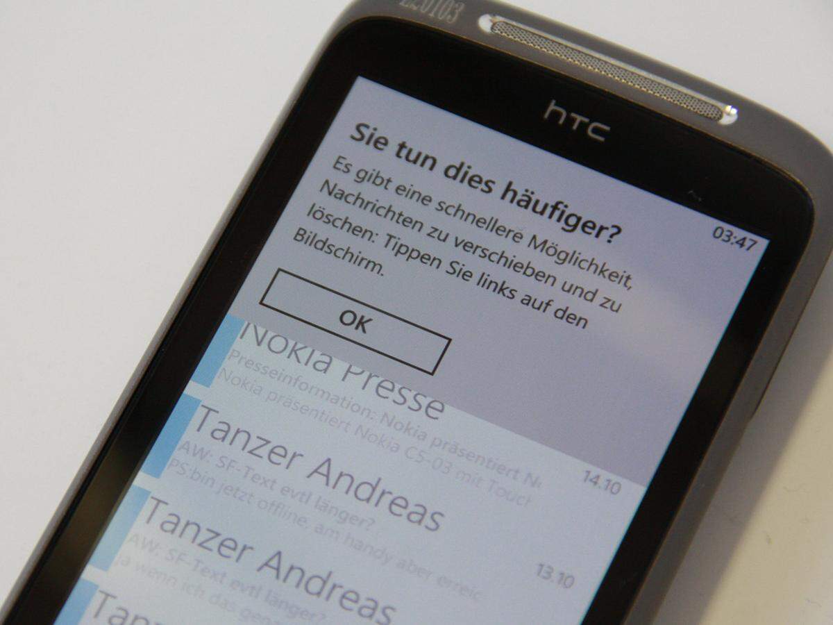 Windows Phone 7 ist sogar so nett, und weist den Benutzer darauf hin, wenn man die Methode nicht selbst entdeckt. Was dafür schmerzlich abgeht, ist die Möglichkeit, alle E-Mails auszuwählen. Den Kritikpunkt muss sich Apple für sein iPhone schon seit 2007 gefallen lassen. Insofern wundert man sich, warum Microsoft diesen Fehler auch macht.