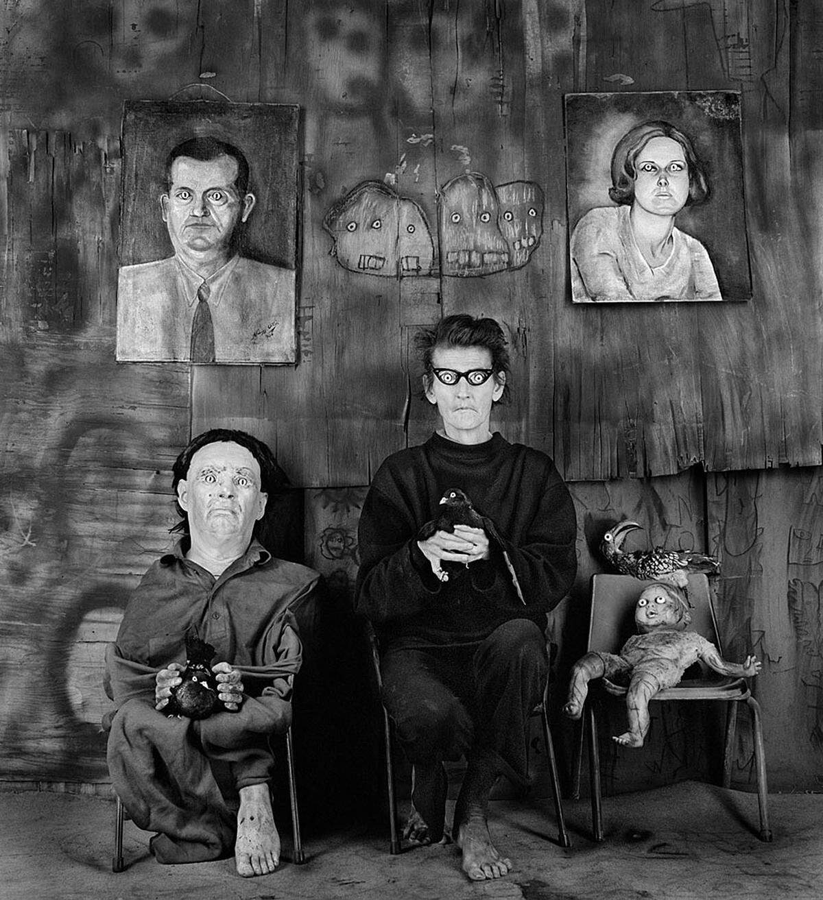 Dass viele seine Bilder düster nennen, stört Ballen nicht. "Die Menschen nenne das dunkel, wovor sie Angst haben", so Ballen. "Aber dieses Dunkle ist Teil der Realität. Roger Ballen: "Place of the eyeballs", 2012 aus der Serie "Asylum" (c) Roger Ballen