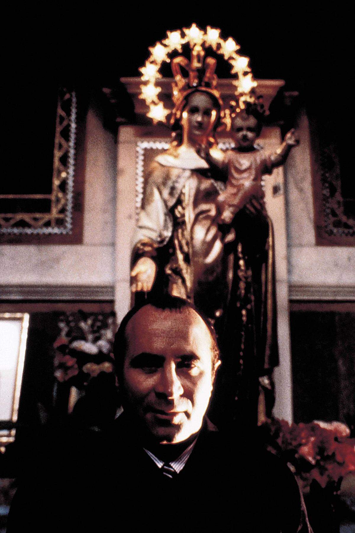 Lob der Kritiker und den Schauspielerpreis in Cannes bekam er für "Mona Lisa" (1986). Frisch aus dem Gefängnis entlassen bekommt er darin einen Job als Chauffeur eines Callgirls (Cathy Tyson). Hoskins wurde für seine Darstellung auch für den Oscar nominiert.