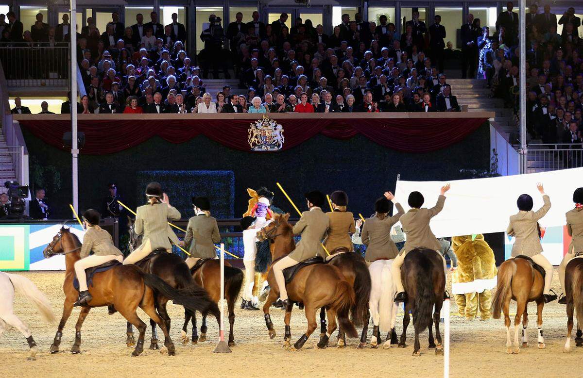Im Mittelpunkt stand die Pferde-Leidenschaft der Monarchin, aber auch internationale Künstler traten bei der Veranstaltung auf dem Gelände ihrer Wochenendresidenz westlich von London auf.