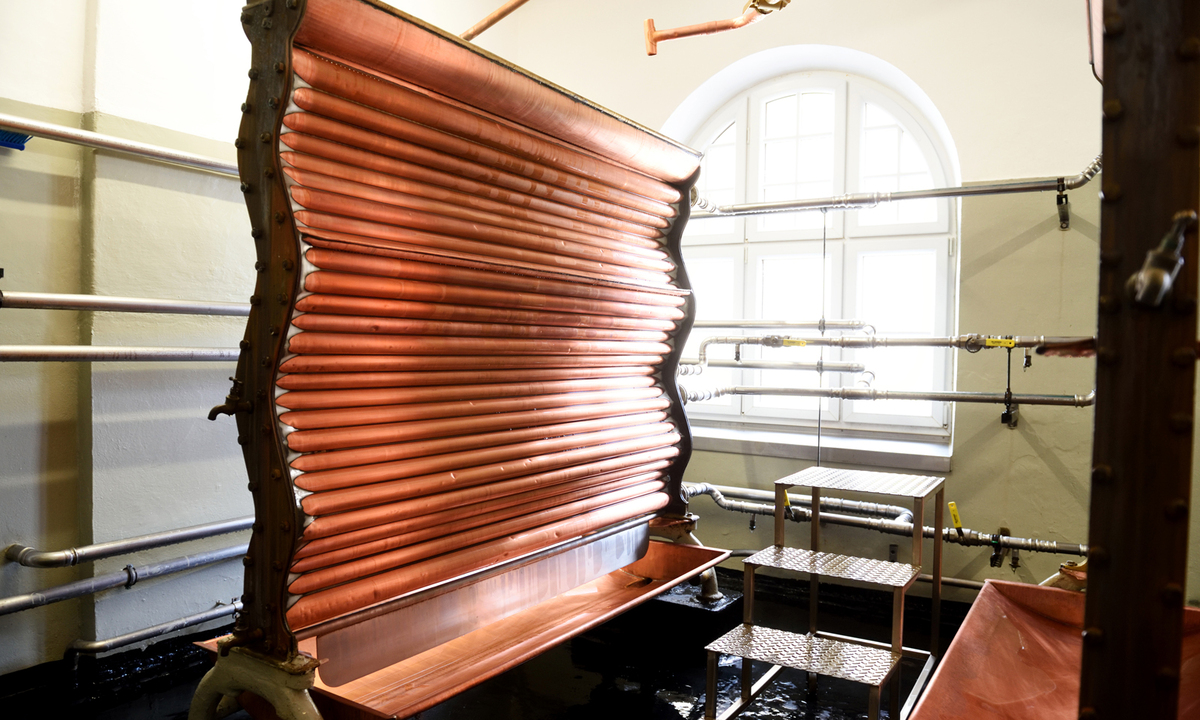 Ein seltenes Gerät, um das Bier zu kühlen. Es fließt außen über die Rohre von oben nach unten.