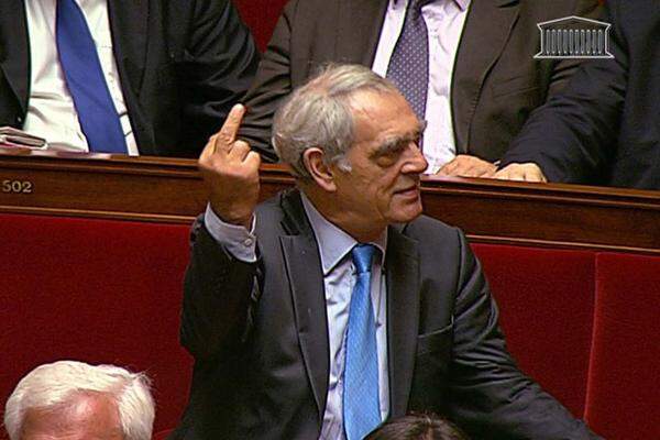 Der sozialistische Abgeordnete Henri Emmanuelli brach im französischen Parlament ein Tabu: Er zeigte den Stinkefinger Richtung Premier François Fillon.