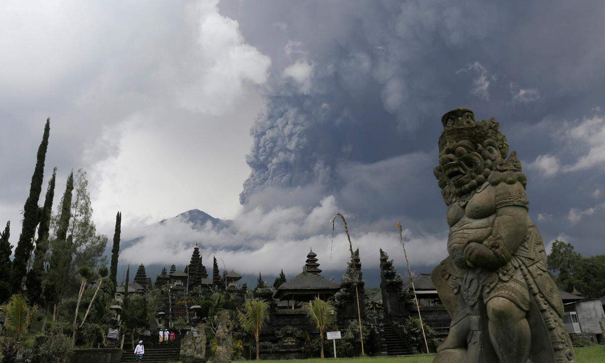 "Explosive Eruptionen mit Flammen weisen darauf hin, dass ein Ausbruch bevorstehen könnte", sagten die Behörden. Der Asche-Ausstoß sei begleitet von einem "schwachen Dröhngeräusch".