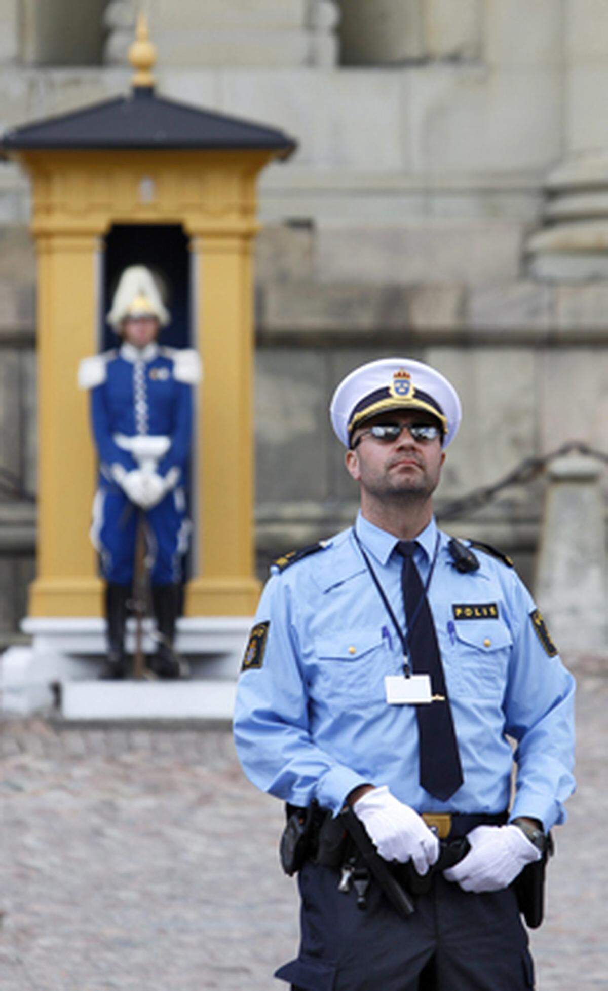 Als die Gäste in die Stockholmer Nikolaikirche einzogen wurden sie gut bewacht ...