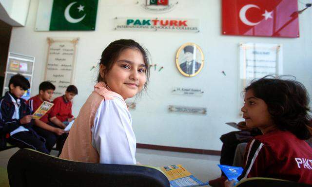 Kinder in einer Gülen-Schule in Pakistan: Von der Konfiszierung der Staatsbürgerschaft sind Türken in Pakistan, etwa Lehrer in Gülen-Schulen, besonders betroffen.