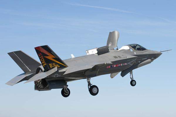 Lockheed Martin produziert militärisches Fluggerät, z.B. die F16 Fighting Falcon, und Raketen.