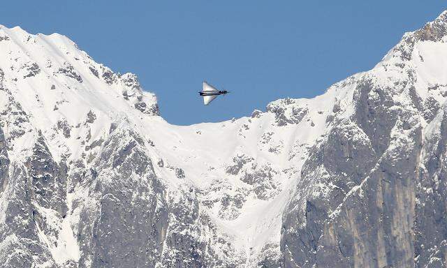 Archivbild: Ein Eurofighter über Kitzbühel