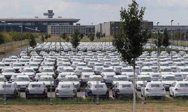 VW Neuwagen werden auf dem Parkplatz des Berliner Flughafens BER abgestellt.