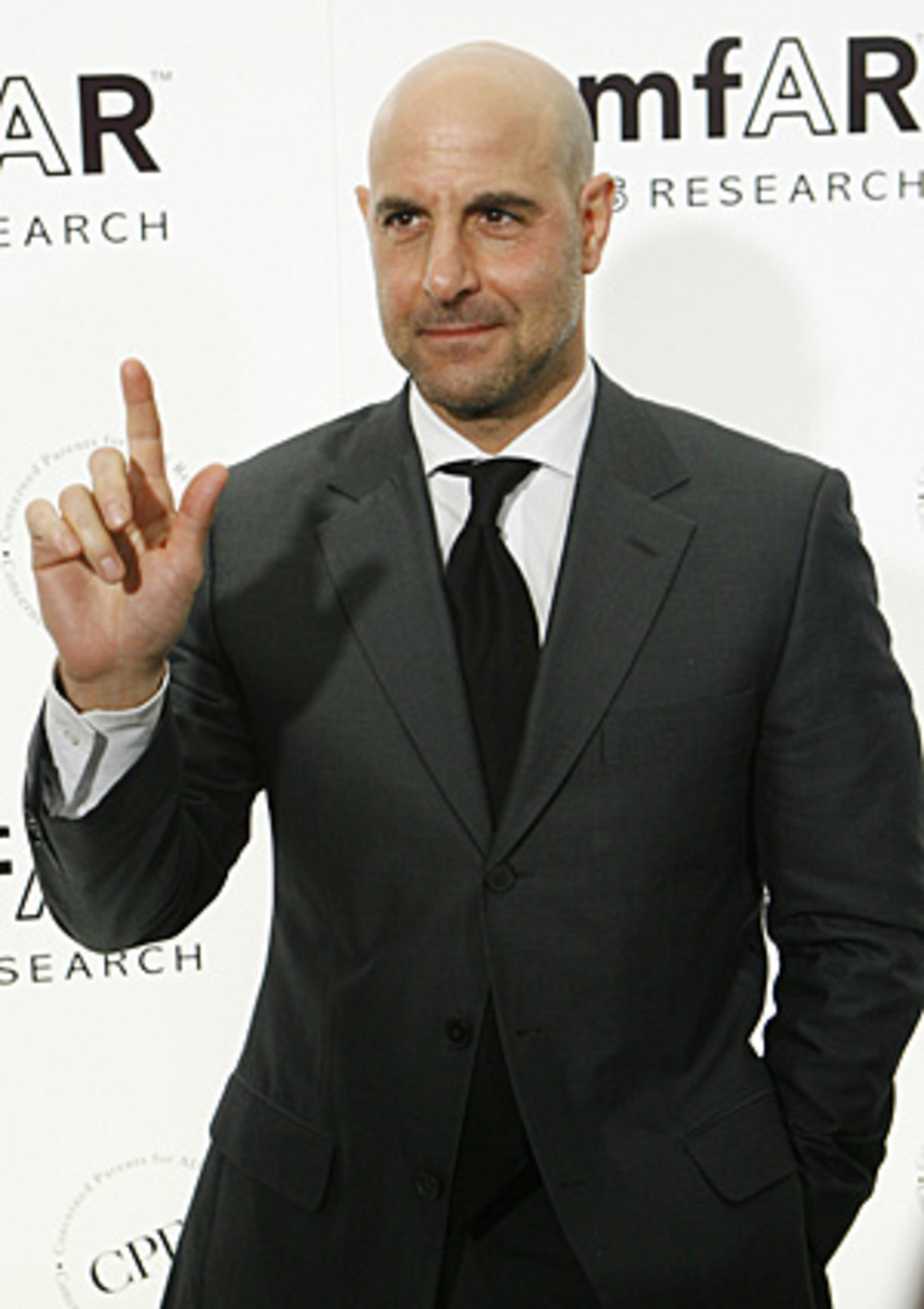 Bösewichte sind die Paraderollen des Italoamerikaners: In "Die Akte" versuchte er Julia Roberts umzubringen, in "Road to Perdition" war er einer von Al Capones Killern, erst in "Der Teufel trägt Prada" durfte der Schauspieler eine andere Seite von sich zeigen: Als Fashion-Assistent Nigel wählte er Anne Hathaways neue Kleider. Und bekleidete so quasi die männliche Hauptrolle.