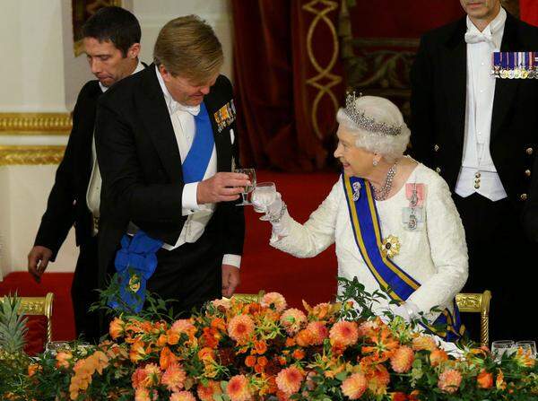 Bereits im Sommer verkündete der niederländische Hof die geplante Reise auf Twitter. "Seine Majestät König Willem-Alexander und Ihre Majestät Königin Máxima statten auf Einladung von Ihrer Majestät Königin Elizabeth II. dem Vereinigten Königreich einen Staatsbesuch ab."