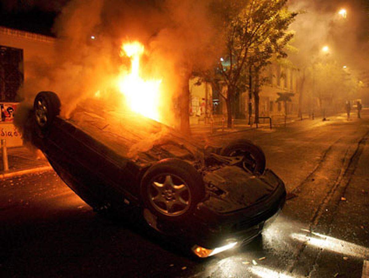 Es war die vierte Nacht in Folge mit Chaos auf den Straßen, brennenden Autos und ausgebrannten Häuser.