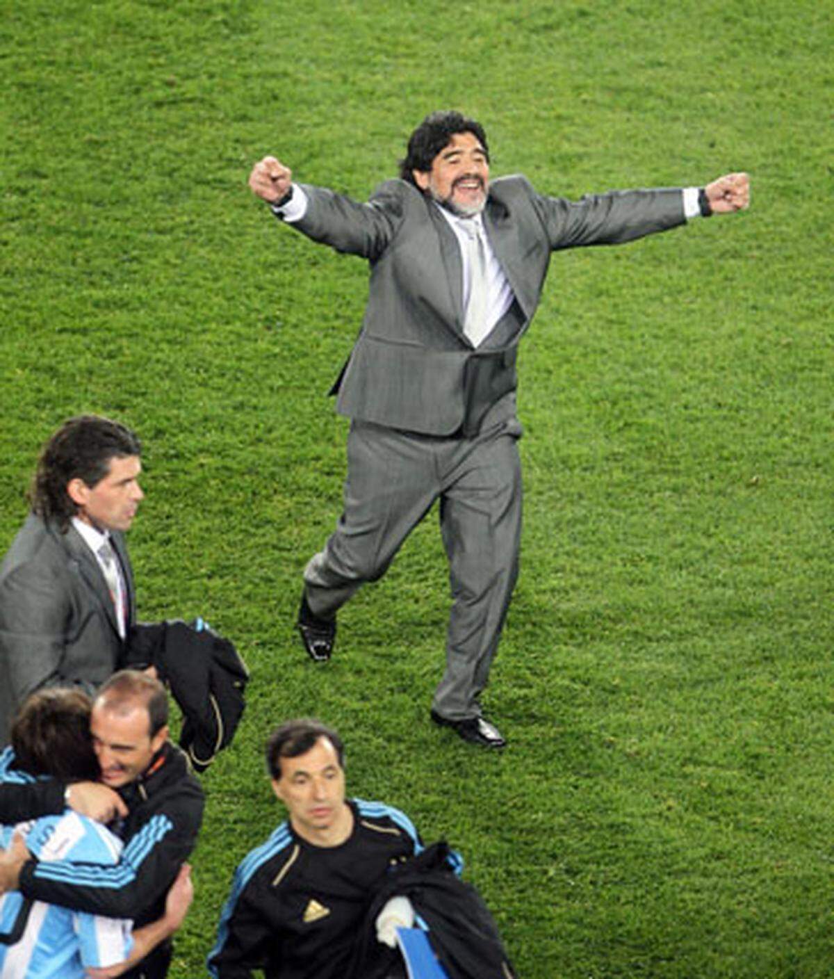 Am 12. Juni 2010 warf sich Maradona für sein erstes WM-Spiel als Trainer in feinen grauen Zwirn. Gegen Nigeria feierte sein Team einen verdienten 1:0-Sieg. Auch die beiden anderen Spiele in der Vorrunde gewann Argentinien: Südkorea wurde 4:1 besiegt, gegen Griechenland gab es ein 2:0.