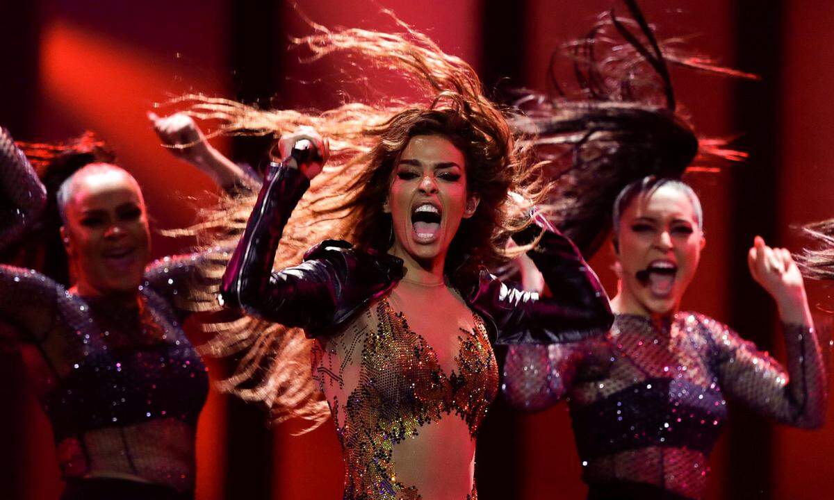 Eleni Foureira - "Fuego" "Fuego" hat das Potenzial eines Sommerhits - mitsingen kann hier nämlich jeder und jede: "Ah yeah ah yeah ah yeah, yeah ah yeah ah yeah". Hat bekanntlich schon bei den Beatles funktioniert. Pop-Show á la Shakira. Ein Act dieser Art hat schon öfters den ESC gewonnen.