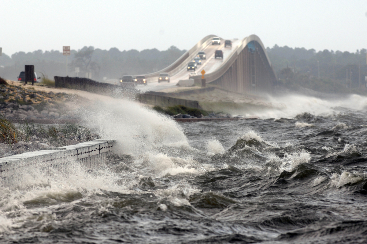 Bei Navarre, Florida, kommen heftige Wellen aus der Santa-Rosa-Bucht.