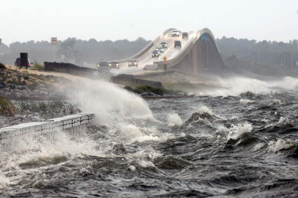 Bei Navarre, Florida, kommen heftige Wellen aus der Santa-Rosa-Bucht.
