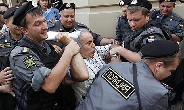 Garri Kasparow wurde bei Protesten gegen das Pussy-Riot-Urteil festgenommen.