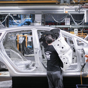 Mechaniker bei der Fertigung des Ford Fiesta im Ford Werk in Koeln Niehl Koeln 15 02 2017 avail