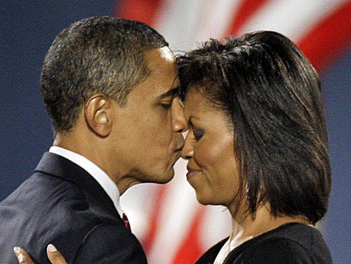 Die 44-Jährige soll einen starken politischen Einfluss auf ihren Mann, US-Präsident Barack Obama, haben. Das Paar lernte sich 1989 kennen, drei Jahre später wurde geheiratet. Er bezeichnet sie als seinen "Felsen": Eine starke Frau, die ihn immer wieder auf den Boden der Tatsachen holt.