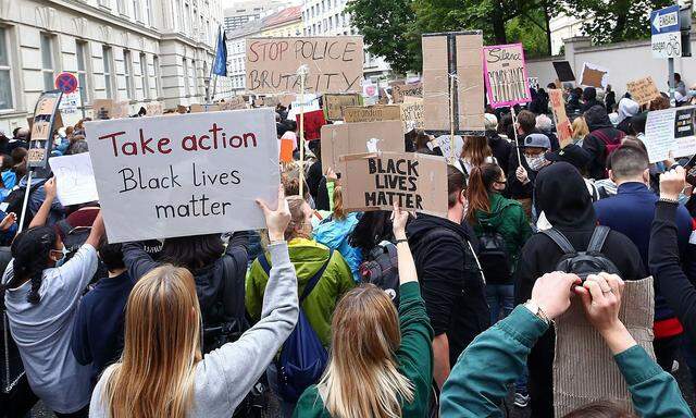 Bei den Demonstrationen gegen Polizeigewalt und Rassismus in Wien war es problematisch Abstand untereinander zu halten - und nicht alle Teilnehmer trugen einen Mund-Nasen-Schutz.