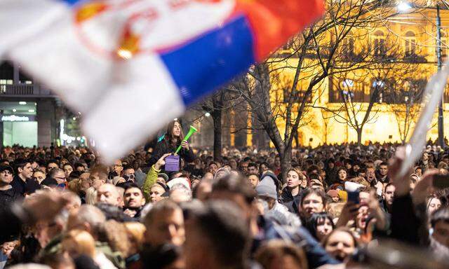 Die Opposition protestierte vor der staatlichen Wahlkommission in Belgrad. 