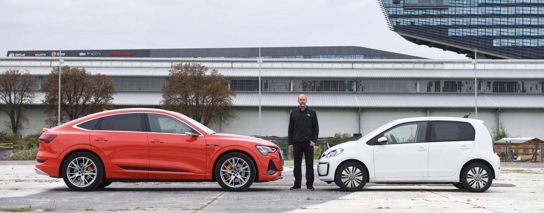 Links oder rechts? Der VW e-Up und der Audi e-tron Sportback. Der eine kostet ab 22.590 Euro, der andere ab 72.990 Euro (bzw. ab 59.990 als normaler e-tron mit 71 kWh-Batterie).