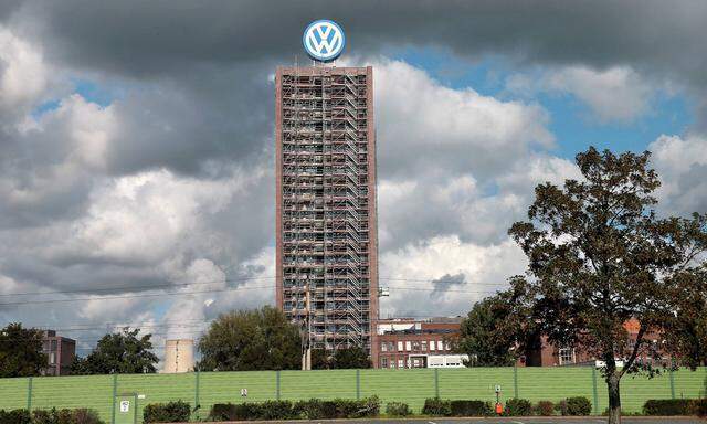 Dunkle Wolken �ber aktuelles VW Verwaltungsgeb�ude am 26 09 2015 in Wolfsburg aufgenommen