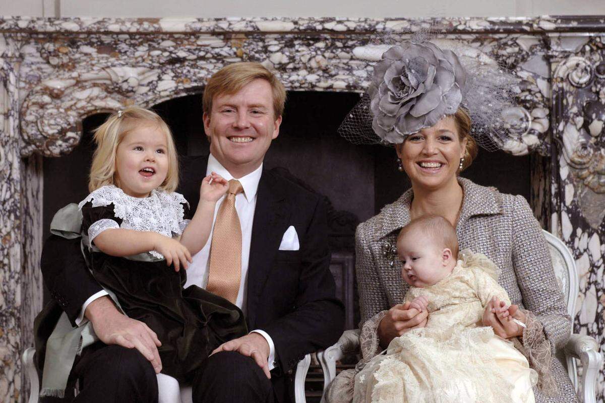 Der niederländische König Willem-Alexander hat drei Töchter. Amalia wurde am 7. Dezember 2003 geboren, Alexia am 26. Juni 2005 und Ariane am 10. April 2007. Kameras hat es an den Wickeltischen des Trios nicht gegeben. Vater Willem-Alexander und Mutter Máxima möchten, dass ihre Kinder so abgeschirmt wie möglich aufwachsen.