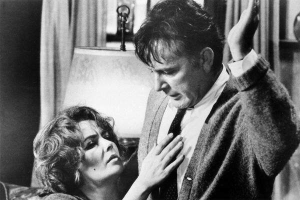 ... den zweiten bekam sie 1967 für "Wer hat Angst vor Virginia Woolf" von Edward Albee. Taylor und ihr Gatte Richard Burton spielten darin ein Ehepaar, das sich fetzt, beleidigt, betrügt, demütigt und doch liebt.