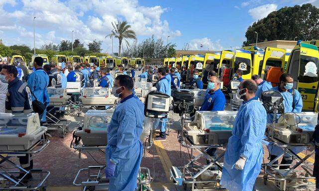 Ägyptische Ärzte stehen am Grenzübergang Rafah mit Brutkästen bereit, die Frühgeborenen in Empfang zu nehmen.