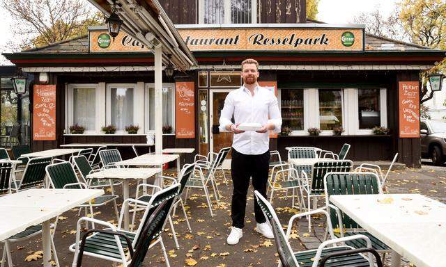 Daniel Trattner gibt vor seinem Café Resselpark kostenlos Essen an Bedürftige aus.