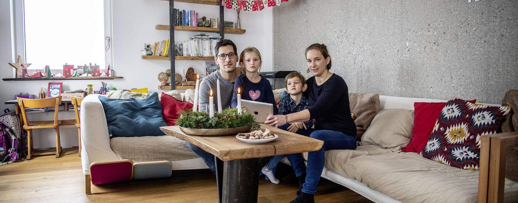 Es könnte ihr erstes Fest vor dem Laptop werden: Vera und Roman Koren-Steindl mit ihren zwei Kindern.