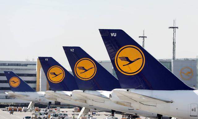 20.03.2019, Frankfurt am Main, Hessen, GER - Seitenleitwerke von Flugzeugen der Lufthansa. (Airline, Airport, Anschnitt
