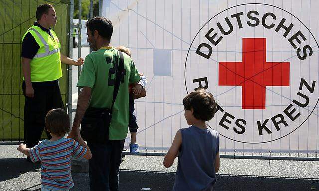 Gehäuft werden in Deutschland Brandanschläge auf Flüchtlingsheime verübt.