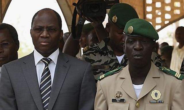 Burkina Fasos Außenminister Bassole and Malis Juntaführer Sanogo bei Verhandlungen
