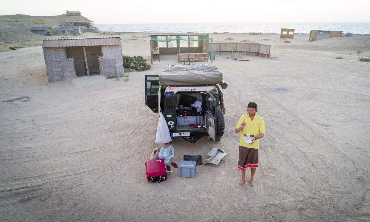 Kurzes Reset am Strand: Kisten voller Proviant und Werkzeug, eine Schaufel, Kamera - und eine Drohne. In so großen, leeren Landschaften im südlichen Afrika kann sie schon einmal unbemerkt zum Einsatz kommen. 