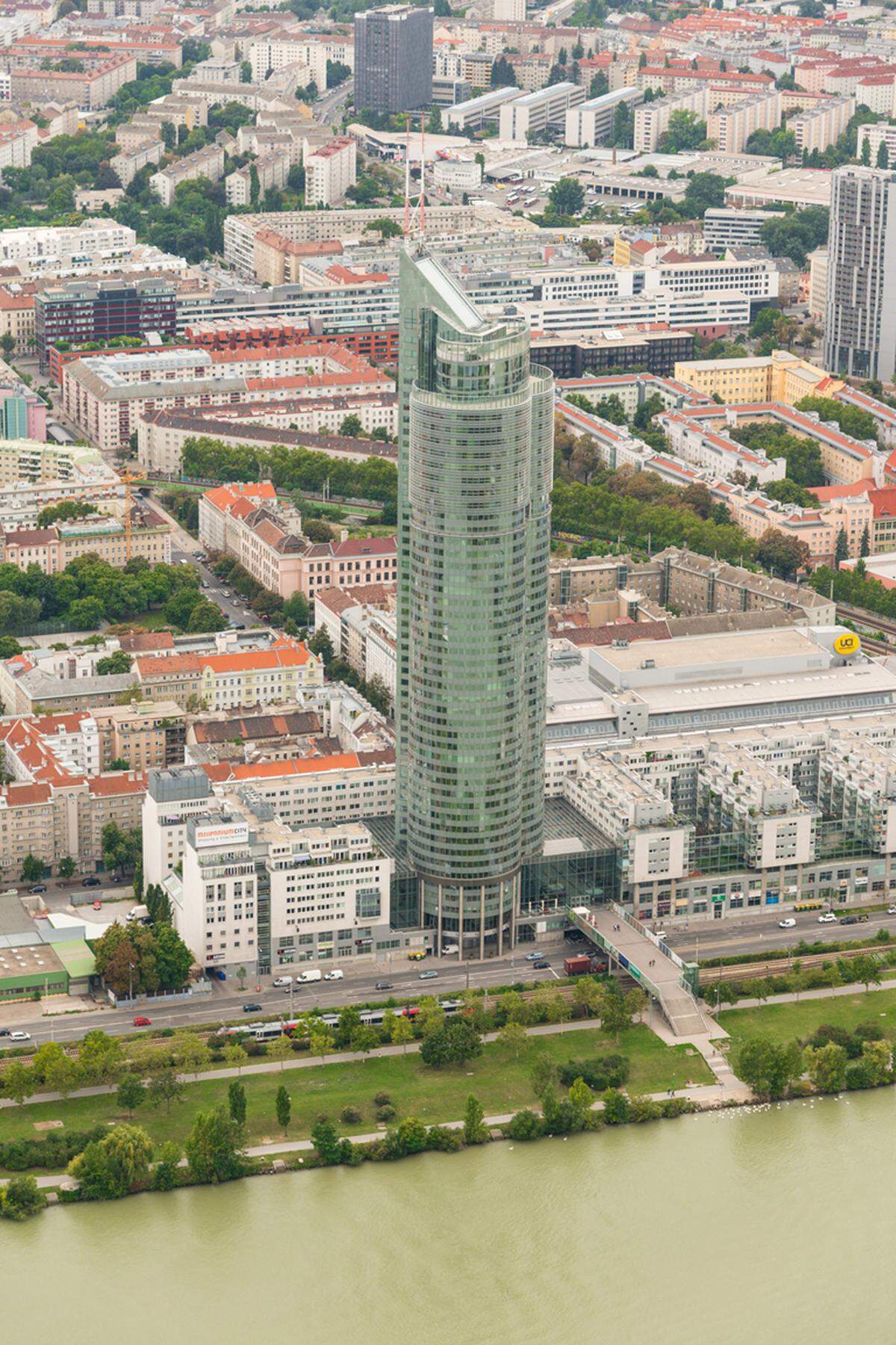 Entlang der Donau geht es weiter in Richtung Norden: Vorbei am Millennium Tower.