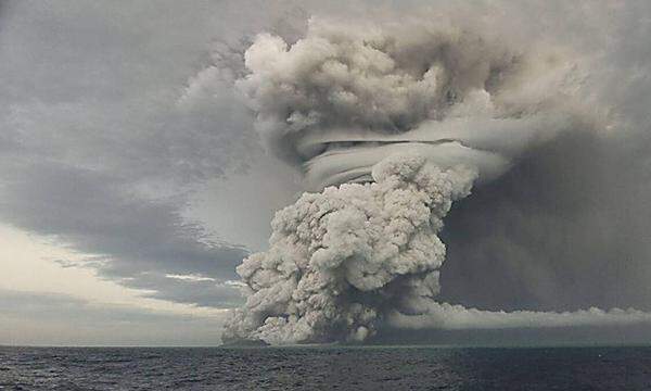 Tongas Regierung hat in einer ersten offiziellen Mitteilung seit der gewaltigen Eruption des Untersee-Vulkans Hunga-Tonga-Hunga-Ha'apai im Pazifik mindestens drei Tote bestätigt.  
