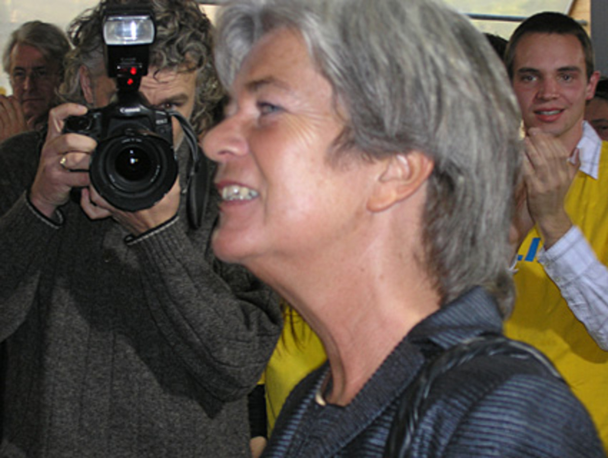 Kurz nach 17 Uhr traf LIF-Chefin Heide Schmidt bei der Wahlparty des Liberalen Forums am Badeschiff ein.Schmidt wirkte trotz des wenig erfreulichen Wahlergebnisses gut gelaunt.