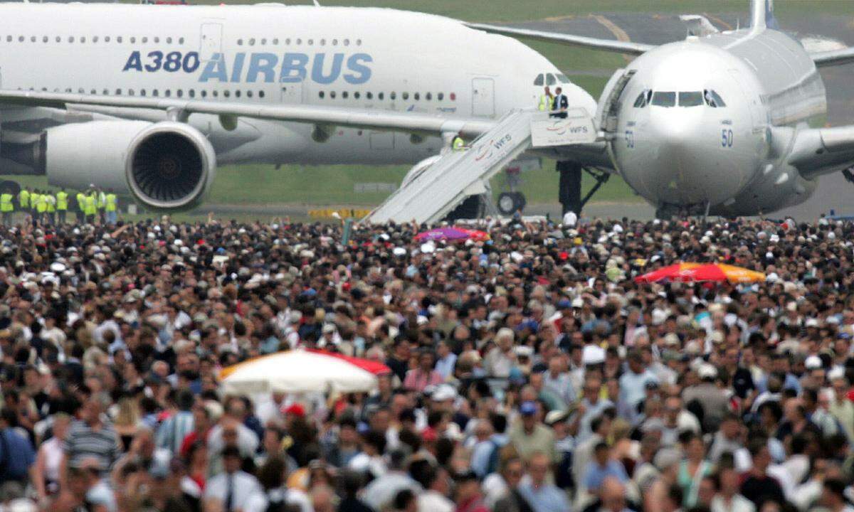 Die Öffentlichkeit konnte dann 2005 einen ersten Blick auf den Riesen mit 555 Sitzen werfen. Bei der Luftfahrtschau in Le Bourget war der Airbus A380 die große Attraktion (im Bild).