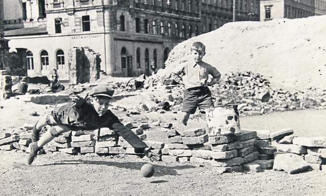 Wien nach dem Zweiten Weltkrieg: Peter Mück (r.) sieht sich die Kinder in der Straße an, die ihr Talent für einen Fußballverein zeigen sollten.