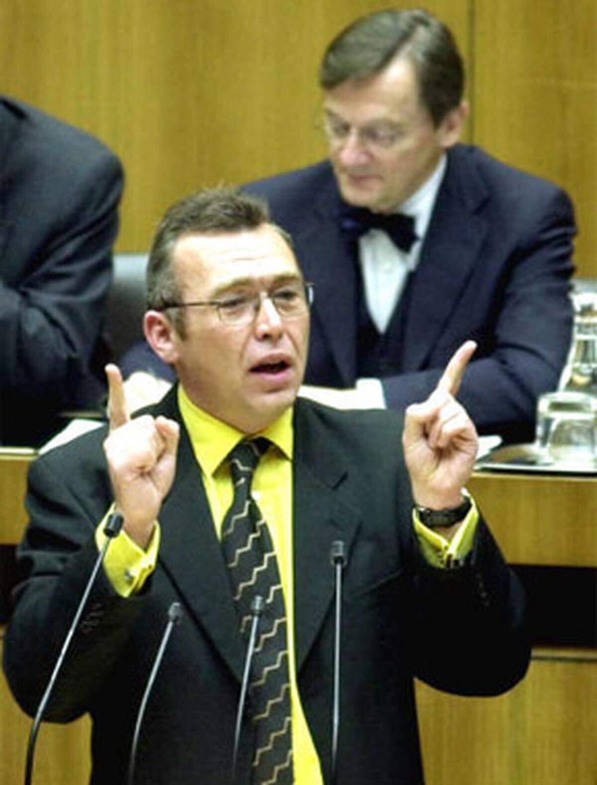 Aber auch der derzeitige Kanzler hat sich modisch weiterentwickelt. Im Bild: Alfred Gusenbauer bei einer Nationalratsdebatte im Jahr 2000. 