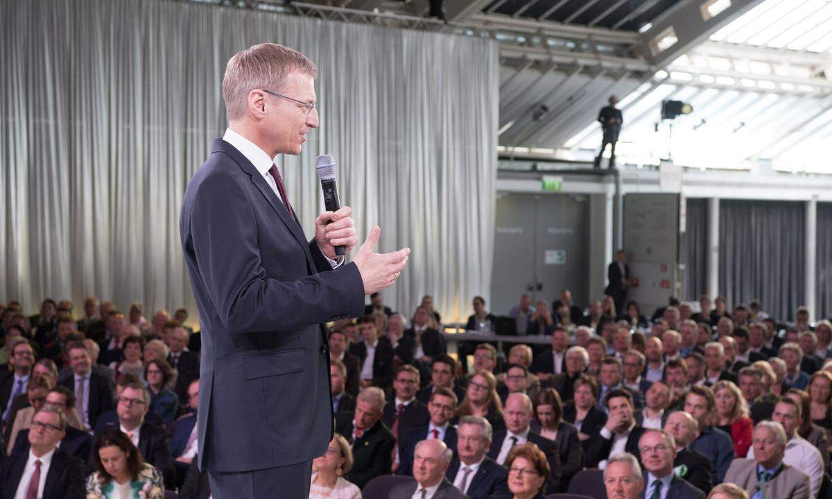 Stelzer stammt, wie er selbst zu erzählen pflegt, aus einer weitgehend von ÖVP-Werten geprägten Familie. Allerdings: Der einzige Politiker, sein Großvater, war Gemeinderat für die SPÖ in St. Florian bei Linz. Der 50-Jährige, der dem ÖAAB zuzurechnen ist, kann auf eine schwarze Bilderbuchkarriere zurückblicken: Matura am Jesuitengymnasium Aloisianum, Jus-Studium, Jobs bei der Raiffeisenlandesbank Oberösterreich, im Landtagsklub und in der Bildungsabteilung des Landes, etliche Jahre als Linzer Gemeinderat, Landesobmann der Parteijugend, ÖVP-Landesgeschäftsführer, Obmann des oberösterreichischen Familienbundes. Seit 1997 hatte er ein Landtagsmandat inne, vor seinem Eintritt in die Landesregierung 2015 war er Klubobmann.