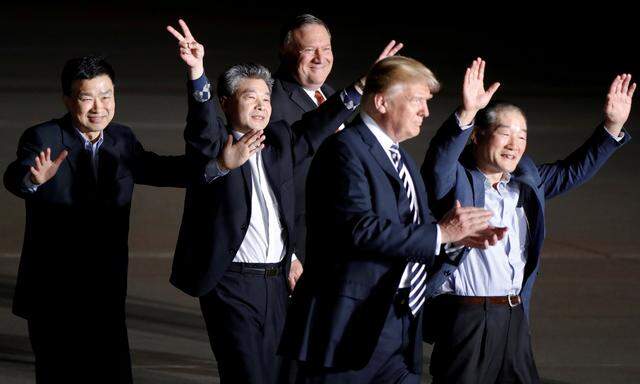 Donald Trump nahm Außenminister Mike Pompeo und die drei freigelassenen Amerikaner auf dem Luftwaffenstützpunkt Andrews mitten in der Nacht persönlich in Empfang.
