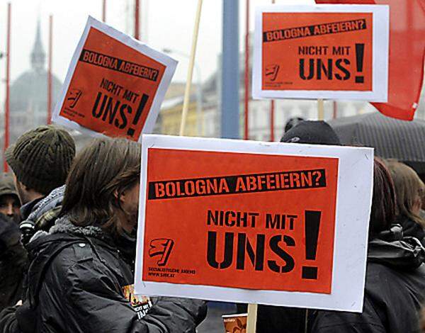 Die Studentenprotestbewegung wird bei der Aktion unter dem Motto "Bologna Burns" von 63 Organisationen unterstützt. Darunter die Österreichische HochschülerInnenschaft (ÖH), die Globalisierungskritiker von Attac, die Wiener Grünen, Gewerkschaftsvertreter und mehrere sozialistische und kommunistische Verbände.