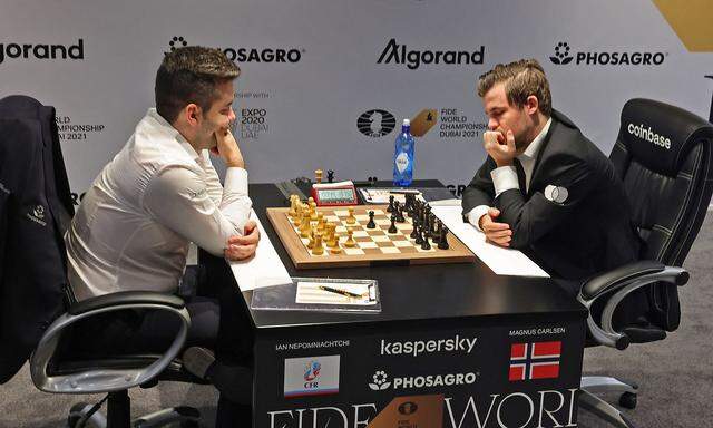 Nepomniachtchi (links) und Magnus Carlsen in einer recht unromantischen Umgebung.