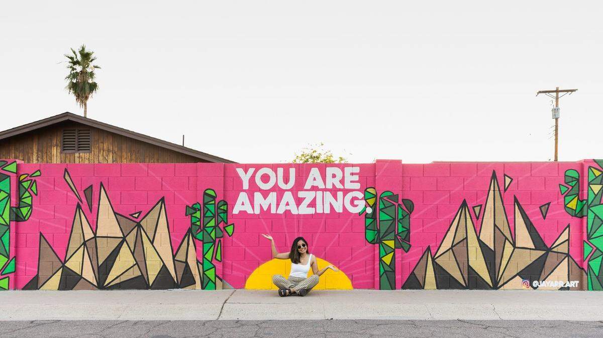 Ein weiteres Mural in Tempe, Arizona, verkörpert eine wichtige Botschaft: "You are amazing!" Das steht am farbenfrohen Wandbild des Künstlers "Jayarr", das an sich selbst zweifelnden Menschen in Erinnerung rufen soll, an sich selbst zu glauben.   