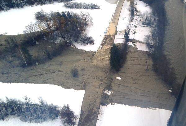 Eine Straße nach einem Erdrutsch.