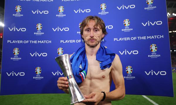 Ein Bild sagt mehr als tausend Worte: Nach dem kroatischen Alptraum wird Luka Modrić auch noch als „Man of the Match“ geehrt. 