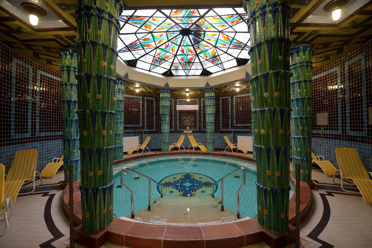 Zu bewundern sind Art-Deco-Stilelemente und verflieste Flächen mit Mosaikmustern - etwa im römisch anmutenden Warmwasserbecken im Saunabereich.